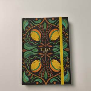 Agenda <span class=keywords><strong>Semanal</strong></span> 2026 Personalizada al por Mayor, 12*18cm, Impresa a Color, Tapa Dura, con Banda de Papel, Tema de Hojas, en Español - Product Image 3