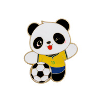 Pins en émail mignons de joueurs de football panda avec ballons de football dans des uniformes sportifs colorés, pour cadeaux et objets de collection