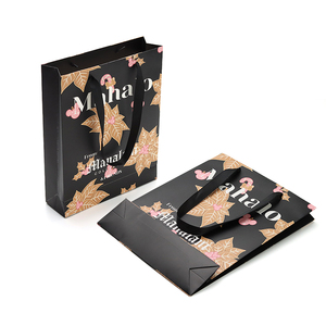 Sacs shopping en papier noir avec motif poinsettia doré et logo imprimé – Sacs personnalisés de remerciement pour les solutions de vente au détail et d'emballage de fêtes - Product Image 1