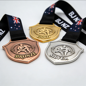 Nuevas Medallas Hexagonales para <span class=keywords><strong>la</strong></span> Carrera Pink 5K con Cinta Colorida de China - Product Image 1