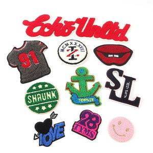 Patchs brodés en chenille 3D personnalisés avec alphabet |   Patchs en tissu feutré à coudre avec motifs de fleurs en résine et de cœurs en dentelle à paillettes pour chapeaux - Product Image 1