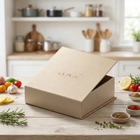 Boîte cadeau personnalisée de luxe beige avec fermeture magnétique et logo sur mesure