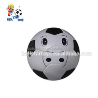Ballon de football/soccer en forme de cochon en peluche rembourré en PVC et cuir PU de 6 pouces / 4 pouces pour les tout-petits
