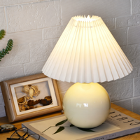 Lampe de table plissée en céramique de style nordique moderne, lampe de chevet haut de gamme pour chambre à coucher, lampe de lecture chaleureuse pour filles avec LED