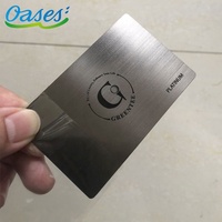 Tarjeta de negocios personalizada con forma de Gunmetal, grabado de superficie y código Qr