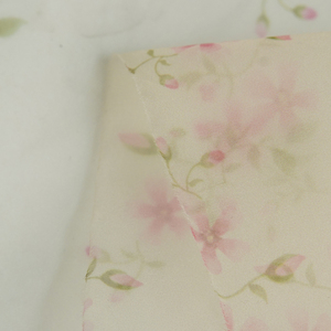 ผ้าโพลีเอสเตอร์ทอลายดอกซากุระสีชมพูสด 100T สำหรับเสื้อและกระโปรง - Product Image 6