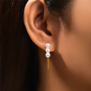 Ventas al por mayor 925 perla de plata esterlina al por mayor 14K chapado en oro Pin Ear Crawler Pearl Ear Cuff Stud pendientes para mujer