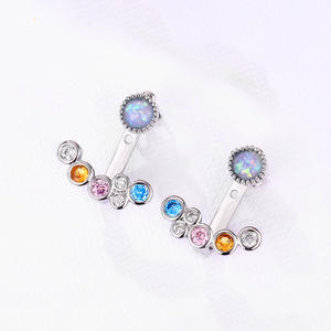 Boucles d'oreilles clous en or blanc E2161, géométriques, avec cristaux et strass sertis clos, bijoux tendance pour femme - Product Image 1