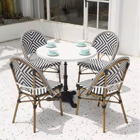 Chaises de bistrot modernes en rotin noir et blanc avec structure en aluminium, garantie 5 ans, tailles personnalisées pour hôtel et salon