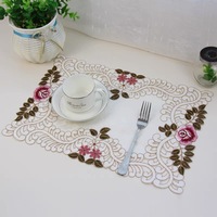 Nappe de table classique européenne Ychon en gros, chemin de table brodé ajouré pour la décoration de table de mariage et de fête