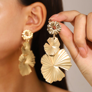 Pendientes Largos de Lujo con Flores Chapadas en Oro de 18K para Mujer, con Borlas Modernas y Perlas, Diseño Geométrico - Product Image 5