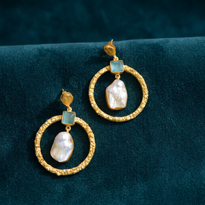 Boucles d'oreilles pendantes en laiton plaqué or 18 carats avec perles et pierres naturelles serties clos - Product Image 3