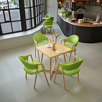 Petite table à manger carrée moderne en bois pour les salons de réception, les négociations, les salons de desserts ou de thé au lait dans les petits appartements