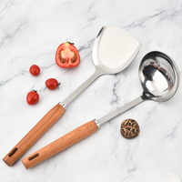 Cuillère à écrémer robuste pour fondue et ensemble de 4 louches à soupe en acier inoxydable avec manche ergonomique en bois pour la cuisine professionnelle