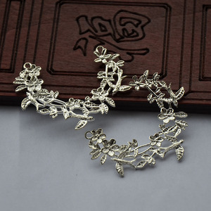 Pendentif en cuivre sculpté en forme de branche de fleur de prunier, 15x45mm, style antique, pour la fabrication de colliers - Product Image 4
