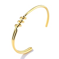 Bracciale da donna minimalista in acciaio inossidabile placcato oro 18 carati con design a nodo d'amore
