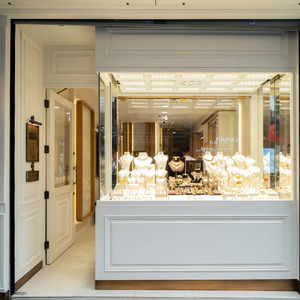 Armoire de présentation en verre luxueux avec cadre doré, éclairage LED, forme d'arc, dimensions personnalisables et résistante - Product Image 1