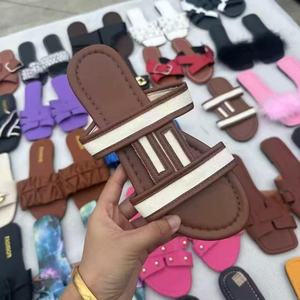 Sandali piatti da donna in PU, leggeri, estivi, economici, per l'esterno, disponibili in vari colori e taglie, abbinabili a tutto, in PVC, per stock in eccesso - Product Image 3