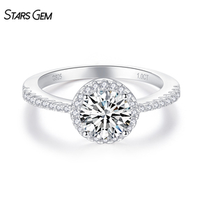 แหวนเพชรทรงกลม 1 กะรัต ประดับเพชรรอบวงแบบ Halo จาก Starsgem เพชรเพาะเลี้ยงในห้องปฏิบัติการ DEF VVS มอยส์ซาไนต์ เงินแท้ 925 สำหรับผู้หญิง สวมใส่ในโอกาสหมั้น แต่งงาน หรือเป็นแหวนแทนคำมั่นสัญญา - Product Image 2