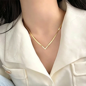 Collier unisexe en forme de V à chevrons en acier titane doré - Product Image 2