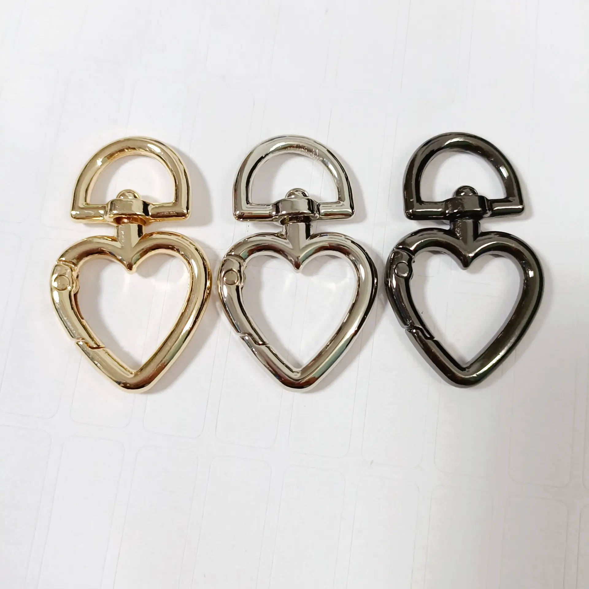 Portachiavi moda a forma di cuore ganci portachiavi portachiavi con fibbia a forma di cuore portachiavi in metallo per giocattoli accessori per borse indumento