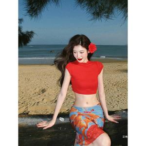 Conjunto de dos piezas para mujer: falda midi estampada de playa con abertura y camiseta sin mangas con espalda descubierta, ideal para uso casual de verano. - Product Image 4