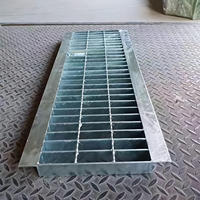 Grille en acier galvanisé antirouille du fabricant chinois pour système de drainage extérieur, couverture de passerelle et plateforme d'évacuation des eaux usées