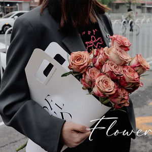 Cono de Papel para Envolver Ramos de Flores con Tipografía Personalizada y Asa Recortada para Floristería, Arreglos Florales y Regalos - Product Image 3