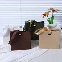 Sac en carton verni personnalisé avec logo de marque imprimé, emballage de luxe pour bijoux, réutilisable, recyclable, style classique, ruban