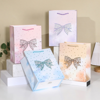 Sacs en papier cadeau de style classique écologiques avec logo imprimé personnalisé et estampage à chaud pour l'emballage de bougies et d'artisanat