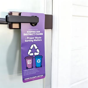 Gantungan pintu kardus kertas kustom PVC Flyer dengan cetak Offset sisi ganda untuk kartu bisnis hadiah promosi Real Estate - Product Image 1