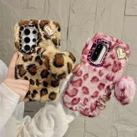 Coque de téléphone Y2K de luxe en peluche douce imprimée léopard, chaude, avec pendentif cœur pompon pour Samsung Galaxy S26 Ultra S25 S23 A57 A56