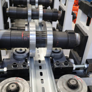 Machine de formage de rouleaux photovoltaïques solaires autonomes à canal C 41*41mm Machine de fabrication de carreaux d'encadrement de panneaux solaires automatiques - Product Image 2