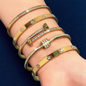 طقم أساور نسائية من فاليانا مطلية بالذهب عيار 18 قيراط مع زركون على شكل زهرة رباعية الأوراق قابلة للتكديس - Product Image 1