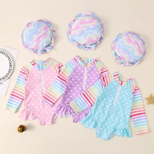 <span class=keywords><strong>Maillot</strong></span> <span class=keywords><strong>de</strong></span> <span class=keywords><strong>bain</strong></span> une pièce pour filles, imprimé cœur rayé arc-en-ciel, avec manches longues et bonnet, protection solaire en polyester pour bébés filles - Product Image 1