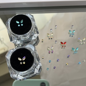 Strass dentaires tendance en forme de papillon avec un design 3D exquis, fabriqués en cristal brillant et <span class=keywords><strong>transparent</strong></span>, disponibles en plusieurs couleurs. - Product Image 6