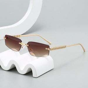Nouvelles Lunettes de Soleil 2025 Tendance avec Rivets Métalliques, Monture Fine, Protection UV400, Style Œil de Chat Sans Monture pour Hommes et Femmes - Product Image 4
