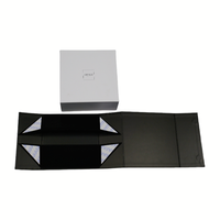 Boîte en carton rigide personnalisée de luxe avec logo en relief pour l'emballage de vêtements, de chaussures et de chaussettes, fermeture magnétique, recyclable, pliable