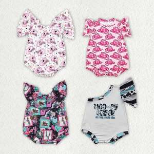 Conjunto de una pieza para bebé niña estilo vaquera occidental: pelele burbuja rosa con sombrero de vaquera y mangas con volantes con estampado de vaca - Product Image 1