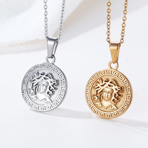 En stock acier inoxydable pièce de monnaie grecque méduse pendentif collier hip hop femmes hommes mythologie bijoux plaqué or méduse collier - Product Image 3