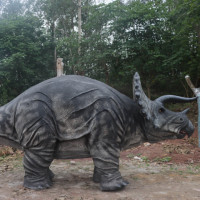 Costume de dinosaure Triceratops grandeur nature personnalisé avec cadre métallique et peau en silicone pour parcs d'attractions et d'aventure