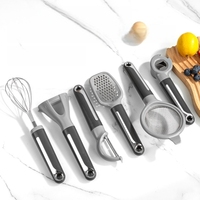 Nouveaux Gadgets de Cuisine : Ensemble 7 Pièces – Éplucheur, Râpe à Melon, Filtre Multifonctionnel, Râpe, Tire-Bouchon avec Support