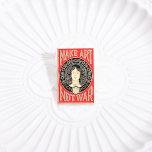 Spilla smaltata "Make Art Not War" - Distintivo in metallo versatile per zaini, cappotti e cappellini |   Accessorio alla Moda per Donne - Product Image 1