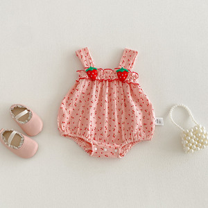 2026 Vêtements pour bébés filles en coton brodé, barboteuse d'été pour nouveau-né à bretelles, imprimé fraise, mignonne et adorable, pour célébrations de pleine lune et des cent jours - Product Image 3