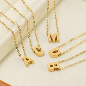 Collar inicial pequeño de acero inoxidable pulido alto, collar de moda chapado en oro con 26 letras mayúsculas para mujer - Product Image 1
