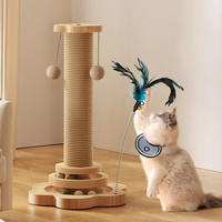 Poteau à gratter en bois pour chat avec jouet à bille rotative, poteau à gratter en sisal et jouet interactif à plumes pour chaton - Vente en gros