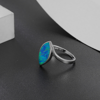 Bijoux en argent sterling enchanteurs 925 vente en gros bague en opale sculptée à la main détails de la bande centre en opale irisée brille avec poli
