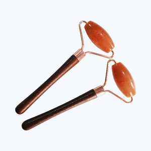 Vente en gros de rouleaux de jade et de gua sha en aventurine rouge pour le massage du visage, amincissement et lifting de la peau - Product Image 3