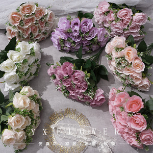 Bouquet de fleurs artificielles Yixuan à 18 têtes de roses ouvertes, en soie, pour décoration de mariage - Product Image 1