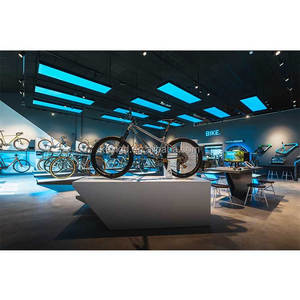 Accessoires de vélo électrique moderne, luminaires, magasin de vélo de détail personnalisé, Design d'intérieur pour hommes, Kit de cyclisme de montagne, présentoir au sol - Product Image 1